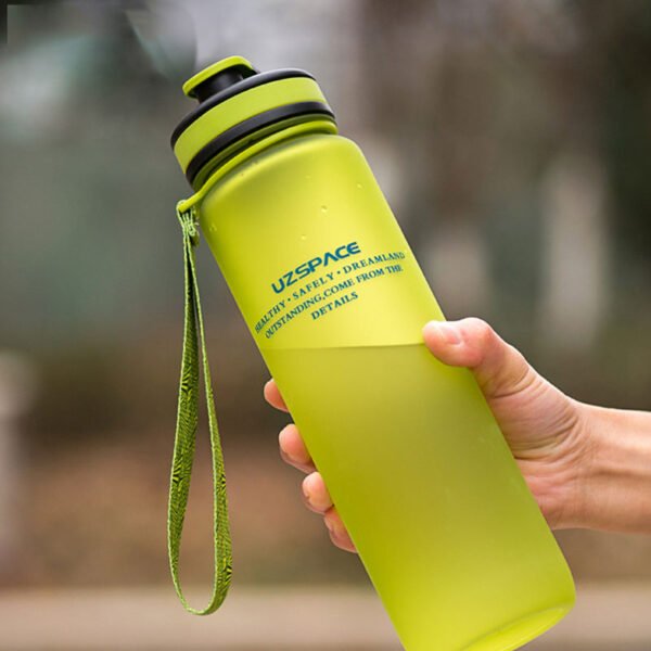 1000ml Capacity Sports Water and Protein Shaker Bottle with water